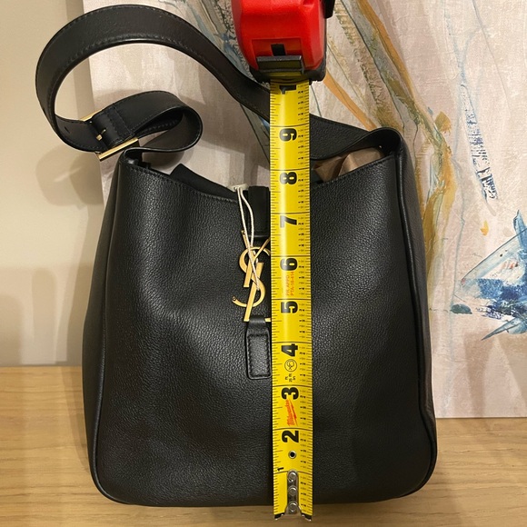 Saint Laurent LE 5 À 7 SUPPLE SMALL IN GRAINED LEATHER
BLACK - Picture 9 of 9